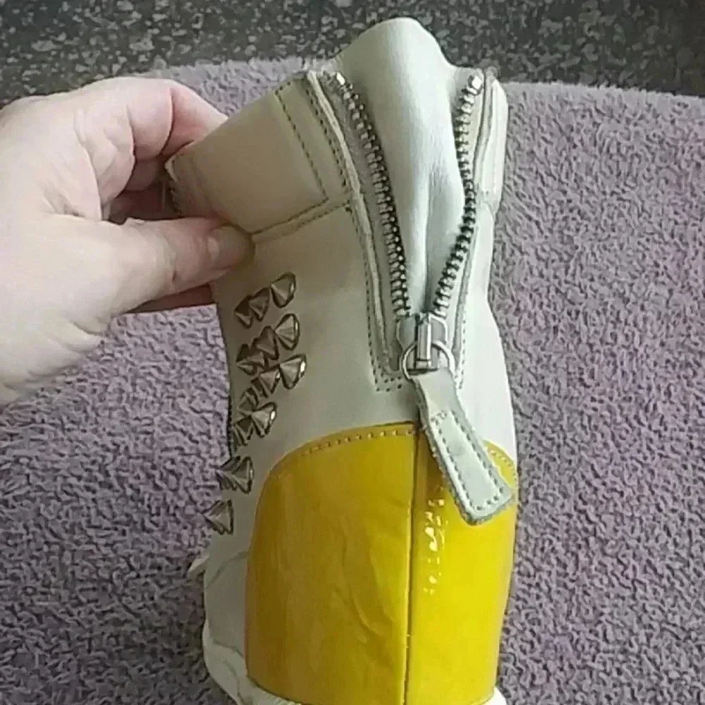 Laura Bellariva white and yellow boots with zippers Women's Size 7.5